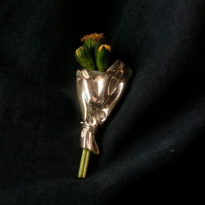 Minimalistische tragbare Blumenbrosche | VASIFINA